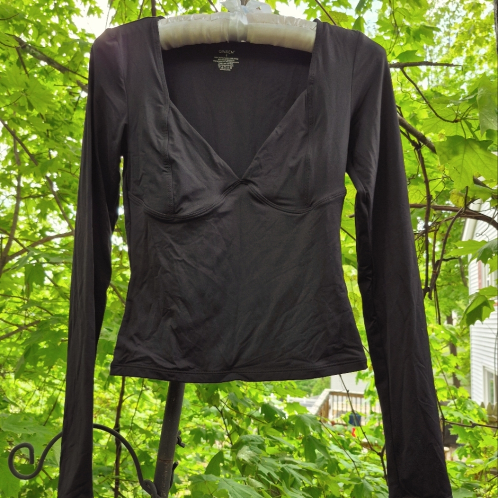 Black long sleeve crop top